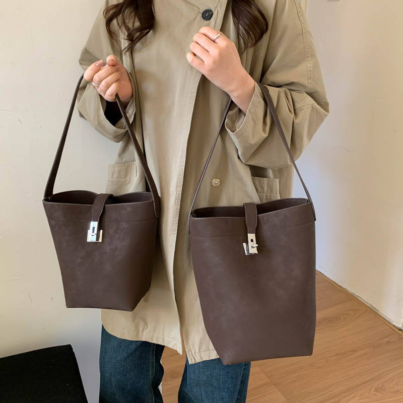 Coreano relajado sensación de gamuz veludo bolso de cubo 2025, otoño y invierno nuevo hombro brazo bolso de viaje de gran capacidad bolso de mujer