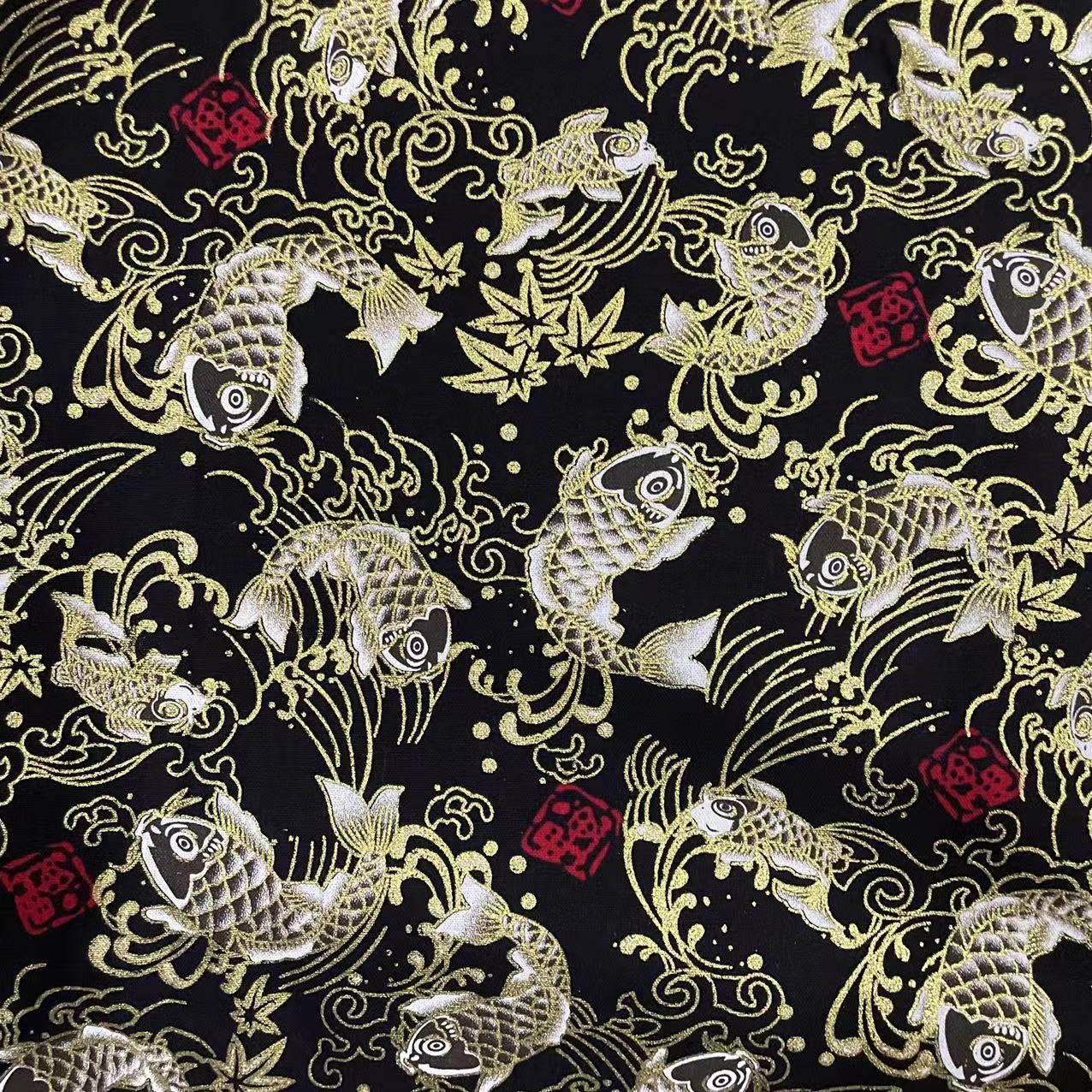 검은 배경에 금붕어