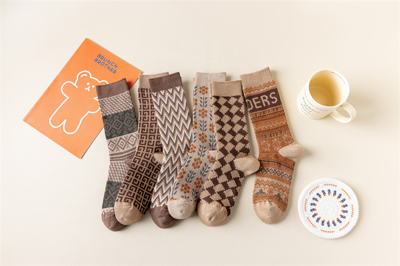 Double-needle, two-way trend, fashionable new women's pile socks, medium length, thickened khaki color wave pattern_voghion.com