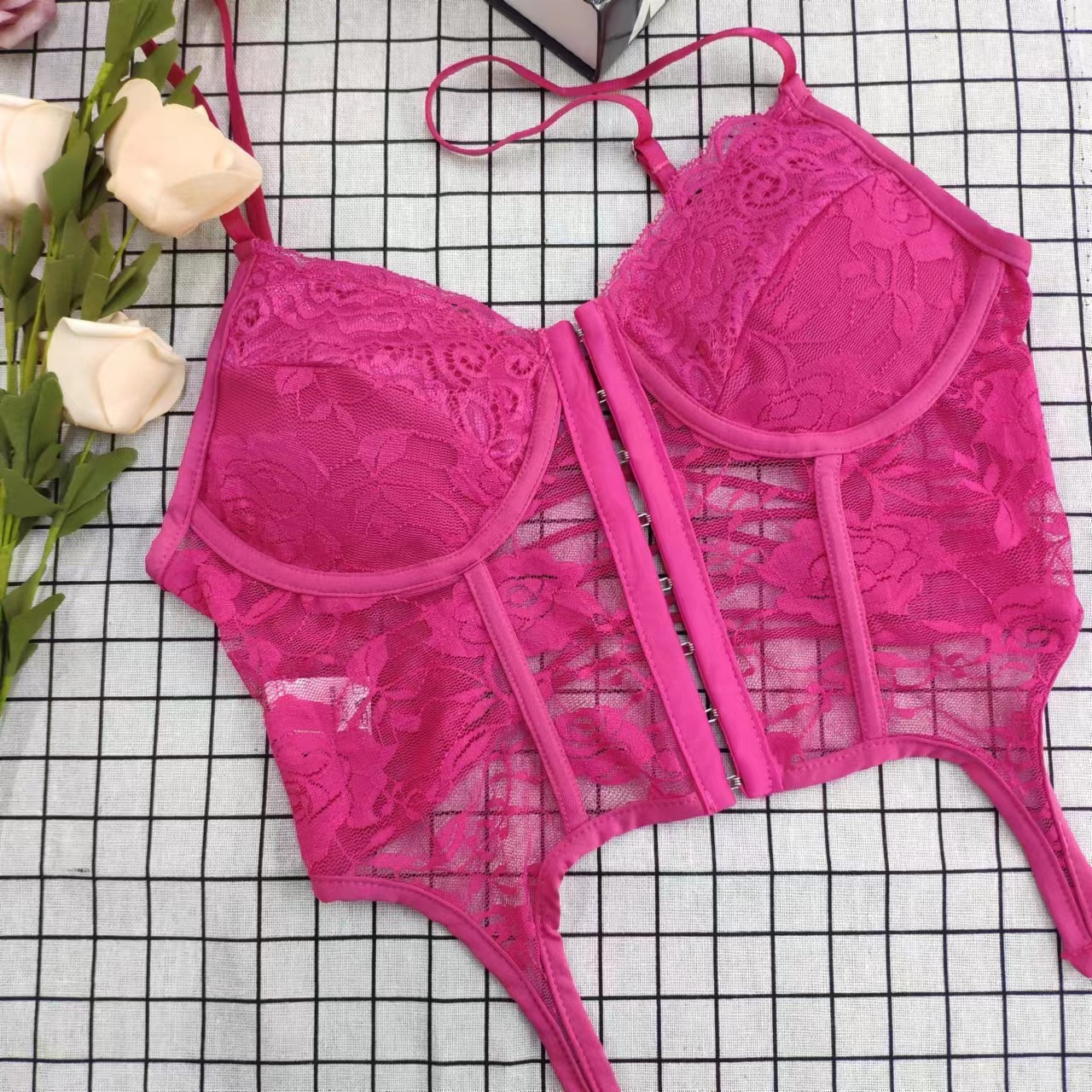 Camisola sexy de encaje con diseño de tiras cruzadas en la espalda, estilo corto irregular, top corto con relleno en el pecho, se puede usar como ropa exterior.