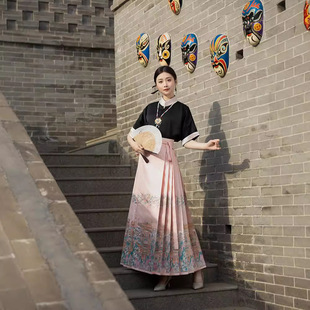 Original Ming-Style Horse-Faced Hanfu with Gold Weaving, National Style Peach Blossom, Ancient Embroidery Elements, Spring and Autumn Horse-Faced Skirt, National Trend Retro Style