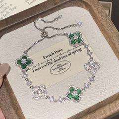 ジルコンのダイヤモンドの透かし彫りの花のブレスレットは軽くて豪華で高級感があります。