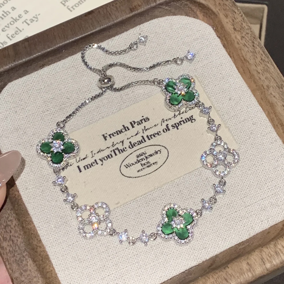 Pulsera de flores huecas en forma de diamante de circón, pulsera de temperamento de lujo ligero, personalidad, moda exquisita, joyería de todo fósforo para mujer