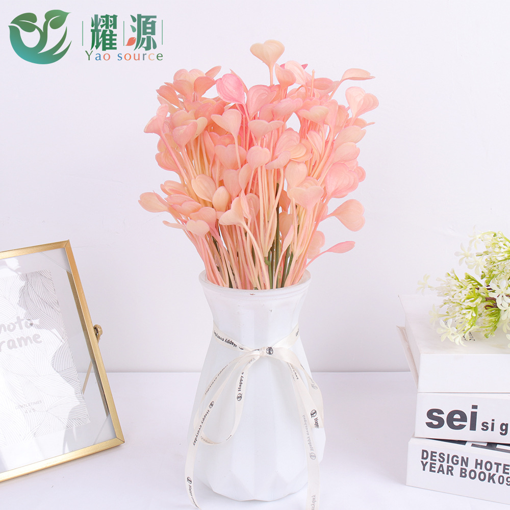 Simulación de plantas verdes flores falsas mano