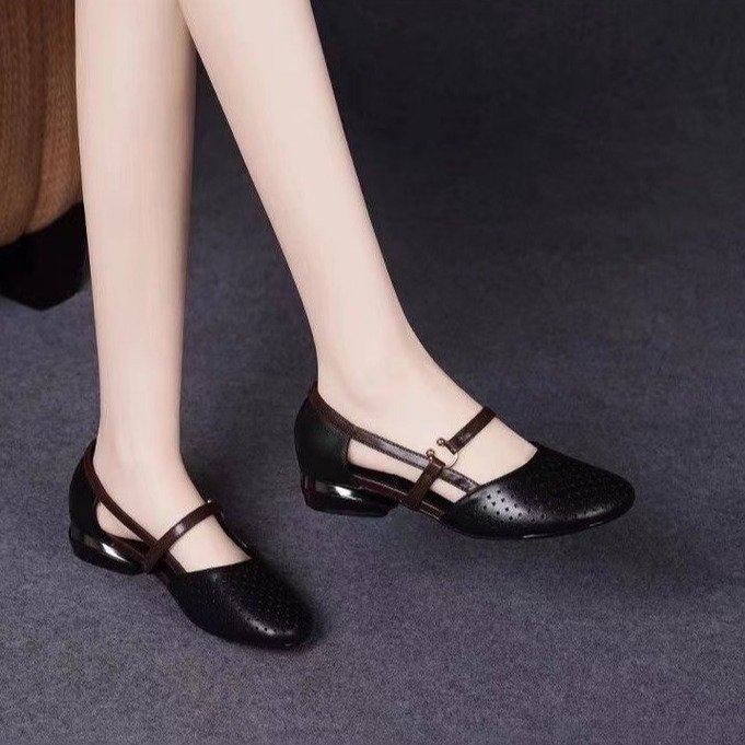 Baotou sandalias para mujeres 2026 verano nuevos zapatos de madres tacones redondos suaves antideslizantes huecos ventilados sandalias retrógradas