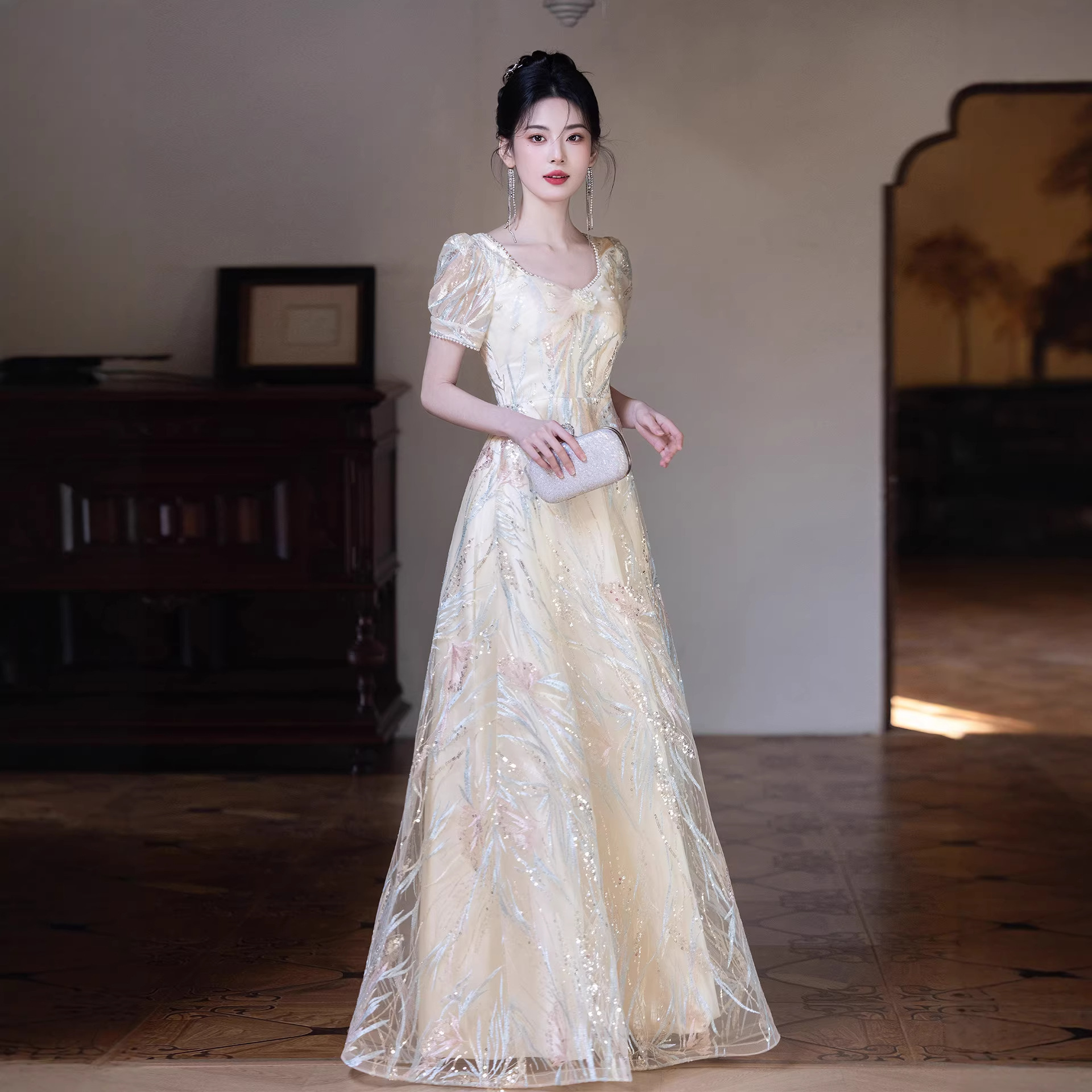 Đầm maxi nữ thắt eo phong cách Pháp, thiết kế dáng dài sang trọng, tay dài, cổ chữ V, chất liệu cao cấp — Màu champagne