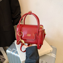 �¿�С���߼��мtɫС����Ů���|����б������Ғ������μ����