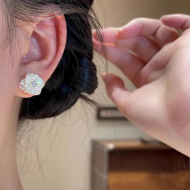 简约复古轻奢高级感金属锆石耳钉气质小众设计感精致潮流百搭耳饰|undefined