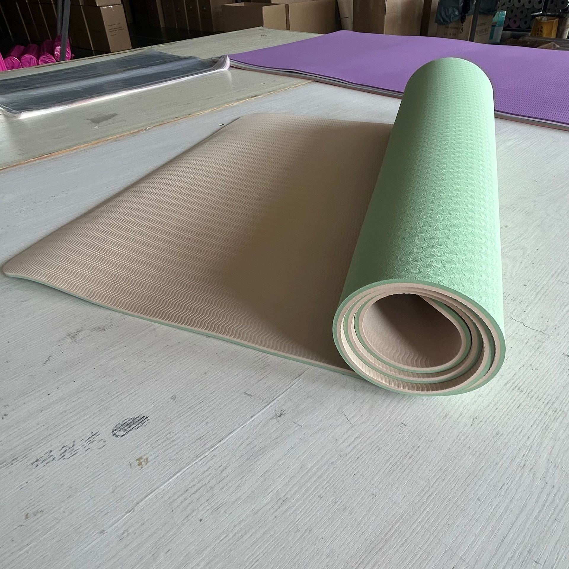 Fabricantes de stock al por mayor TPE mat de yoga de dos colores 183 * 61 * 0.6 mat de ejercicios deportivos de danza portátil mat