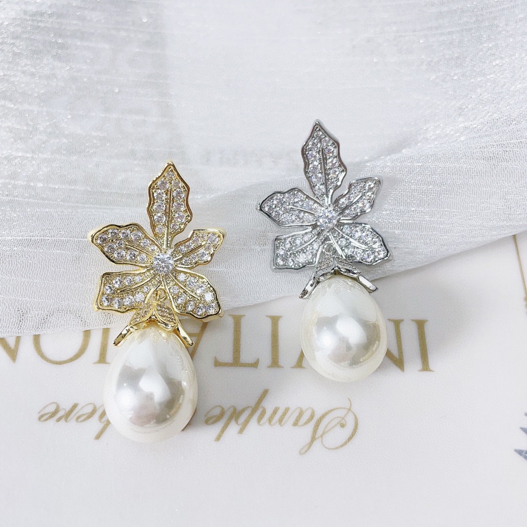 Fashionable three dimensional maple leaf drop-shaped