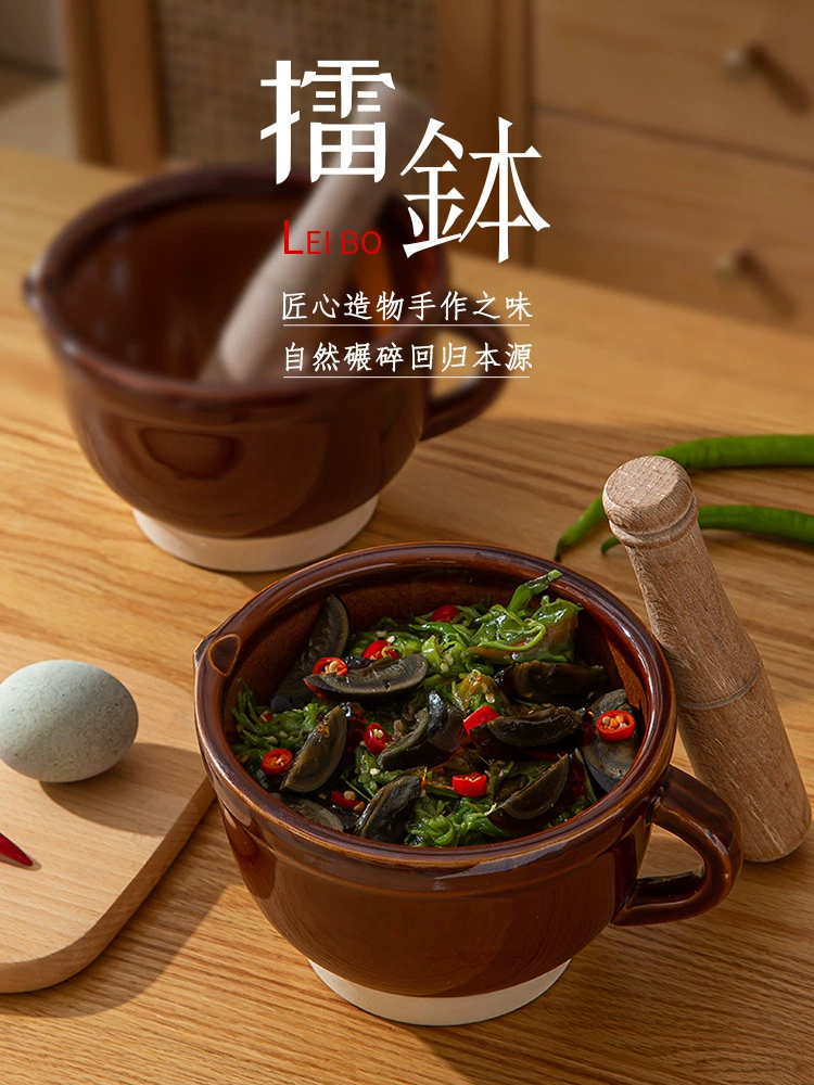 Старинный перец перец, охлажденные preserved eggs, домашняя фарфоровая миска инструмент, толчение чеснока чесночная ступка