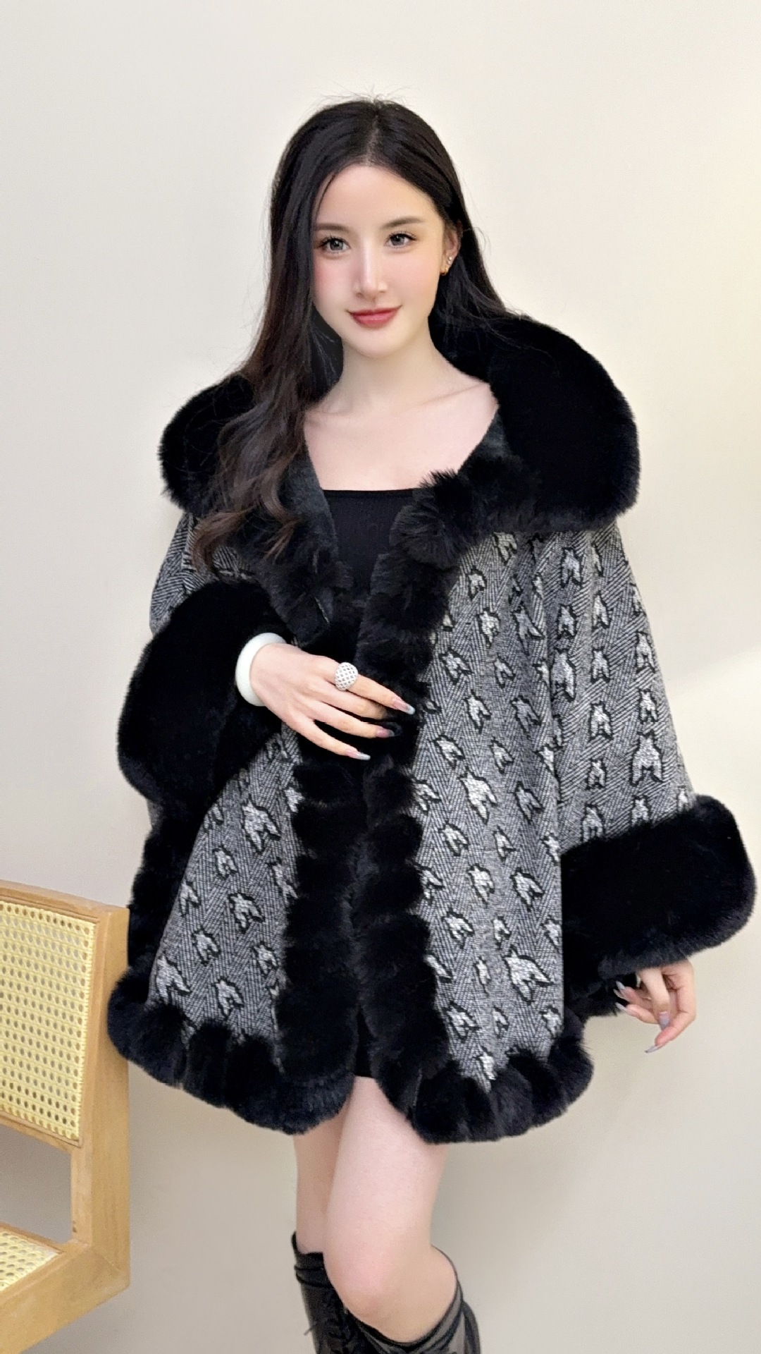 2025 ropa de mujer invierno nuevo estilo mujer comercio exterior moda europea y americana capa chal cálido imitación peludo calle