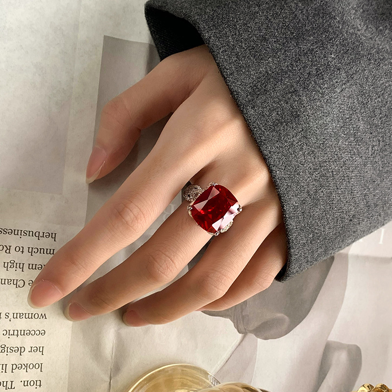 2024 Zhuang Shengsheng Joyas Fondo de cobre chapado en oro Moda retro Simulación Corindón Fat Fang Ring Mujer al por mayor 14*16