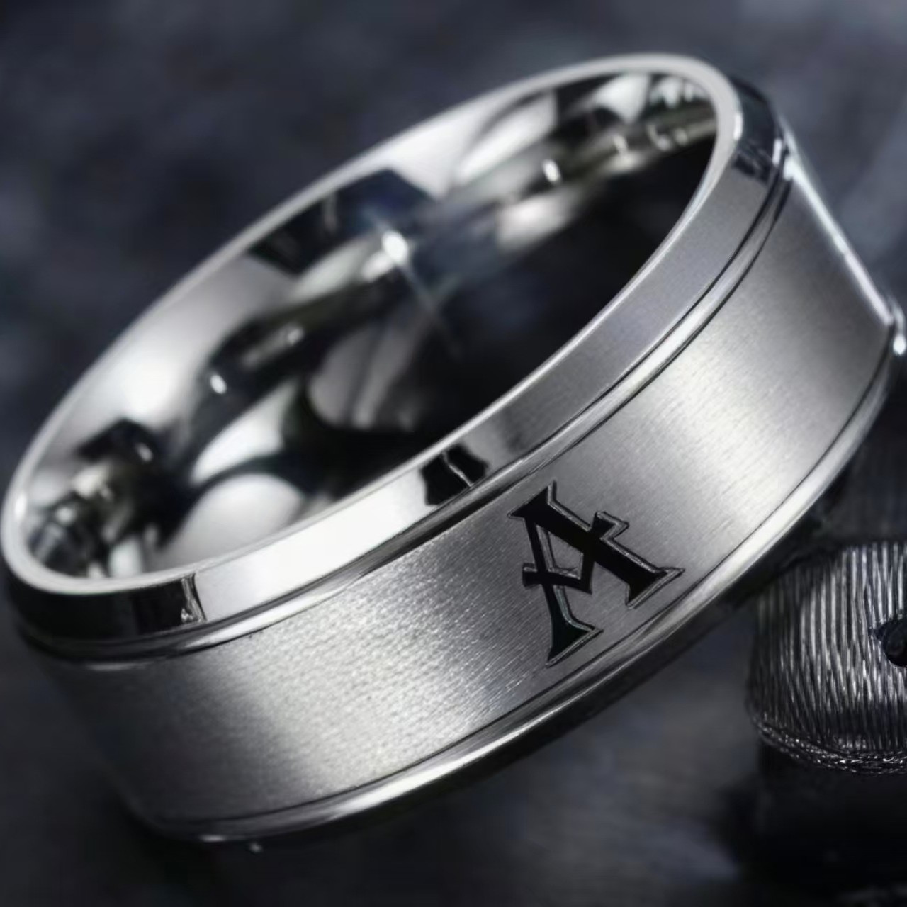 跨境热销不锈钢个性男士首字母图章戒指 时尚钛钢指环 钢色8mm宽
