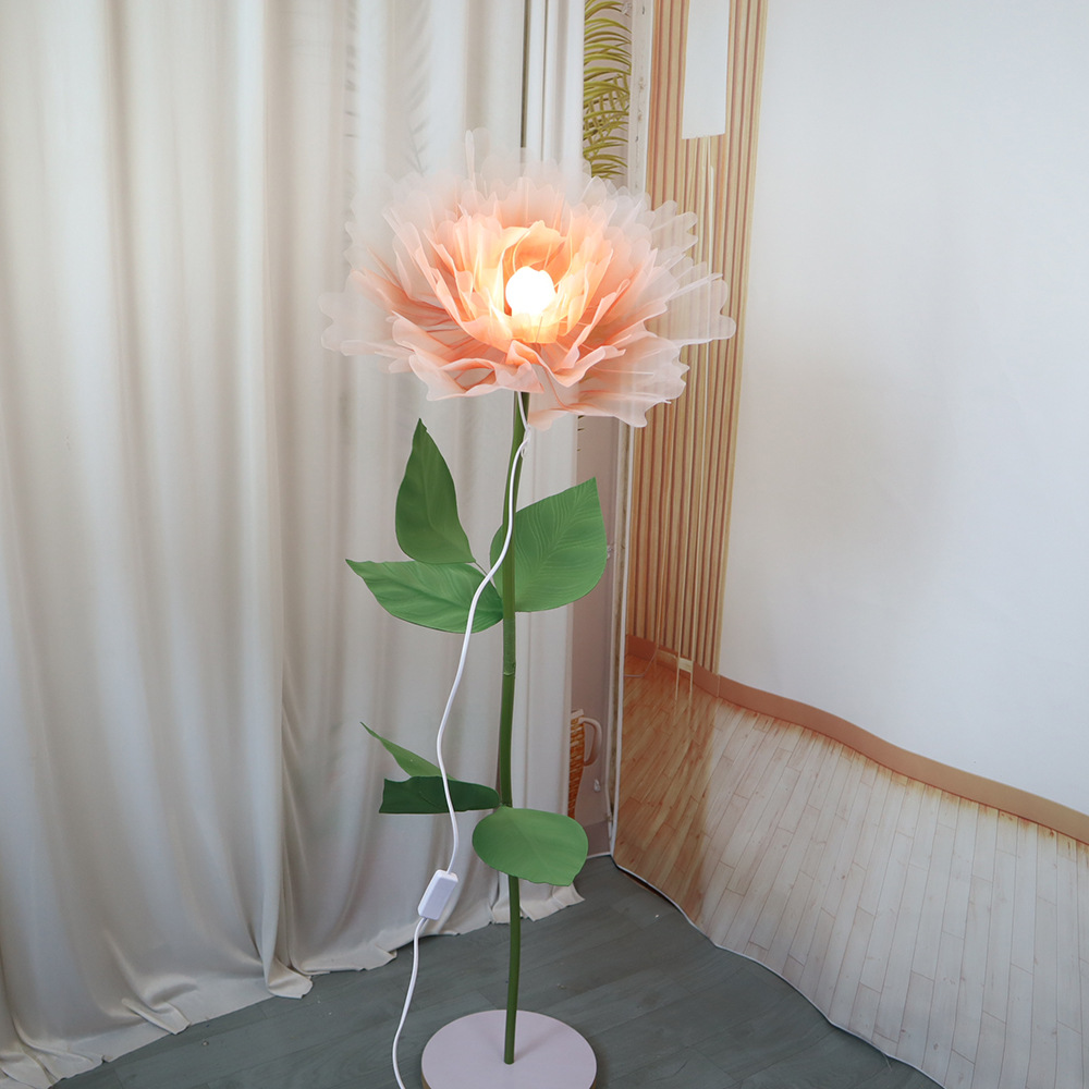 조명이 있는 오렌지색 슈트(목재 베이스)