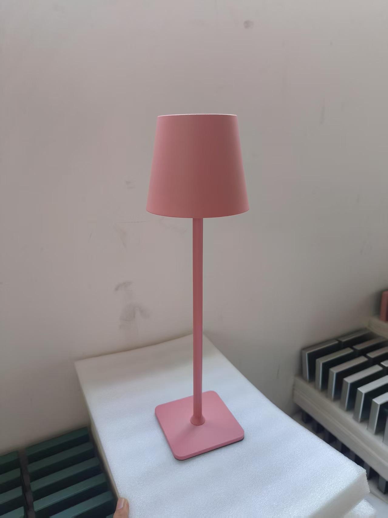 Lámpara de mesa de hierro de pie alto restaurante lámpara de mesa de carga al aire libre Poldina Amazon USB táctil tres colores luz Amazon