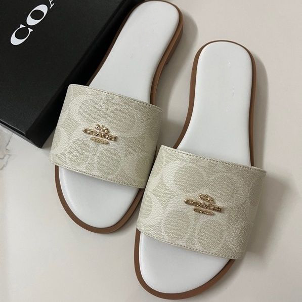 Fashionable sandals flat