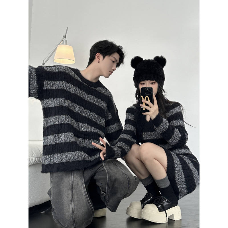 2024 가을과 겨울 새로운 커플 원피스 어두운 게으른 스타일 틈새 디자인 줄무늬 스웨터 니트 스카프