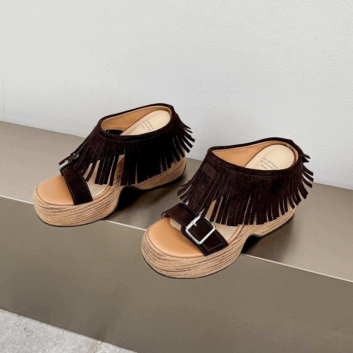 Sandal nữ hở mũi đế dày gót 11 cm tua rua quai ngang khóa — nâu sẫm