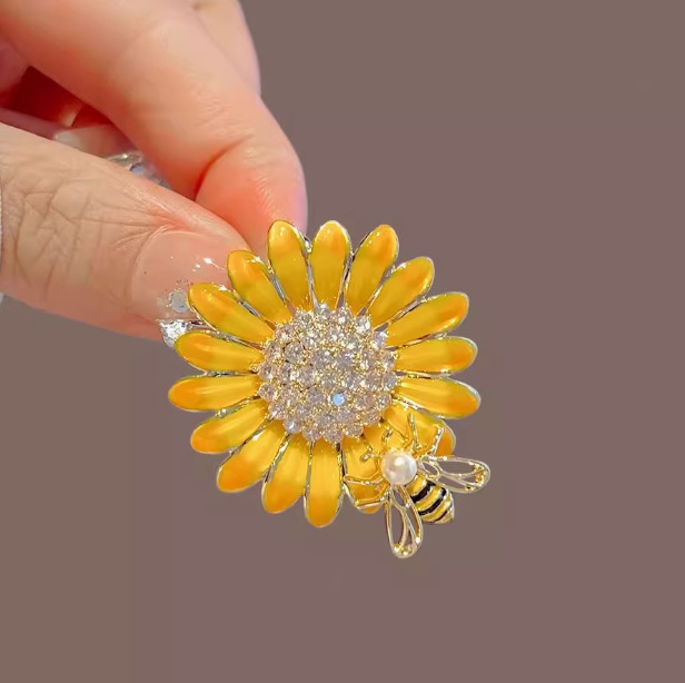 Enamel Sunflower Brooch High-end Women's Exquisite Bee Daisy Corsage Niche Design Sense Pin Suit Accessories
