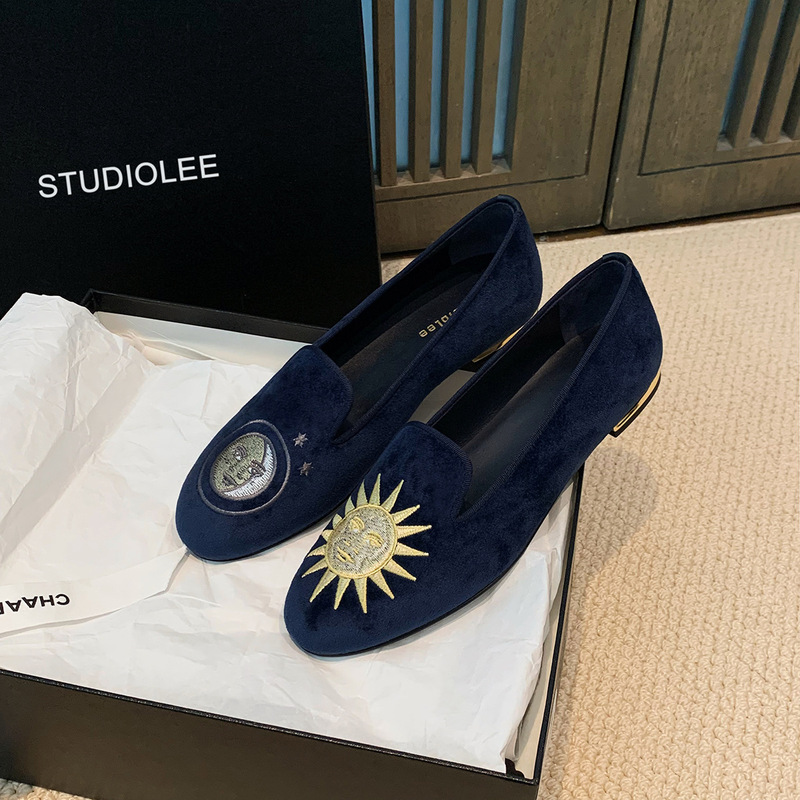 ブドウのお母さんのstudio leeのフランス式の精巧な刺繍の1足のシルクの足の底の柔らかい底の楽福の豆の靴の女性|undefined
