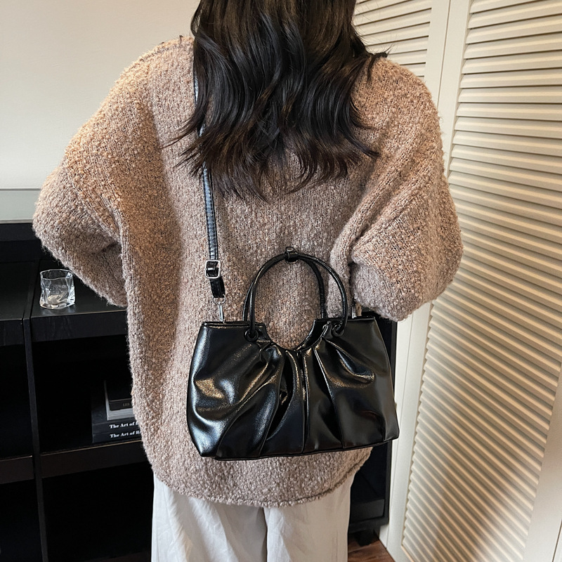 Este año popular nicho pliegue bolso de nube para mujeres 2025 nuevo retro textura casual portátil tote