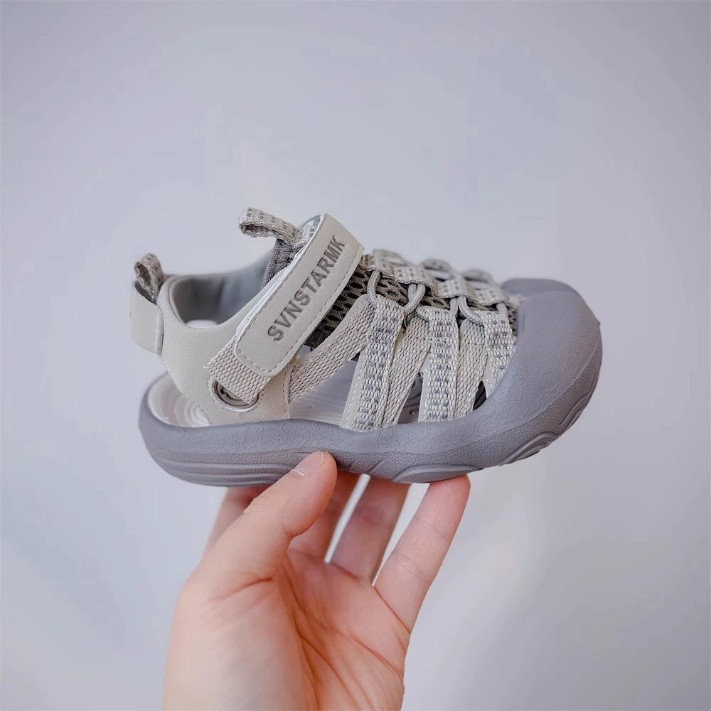 Модные тенденции Баотоу Детские легкие сандалии 2025 Летние новые дикие кроссовки для мальчиков для девочек пляжные туфли