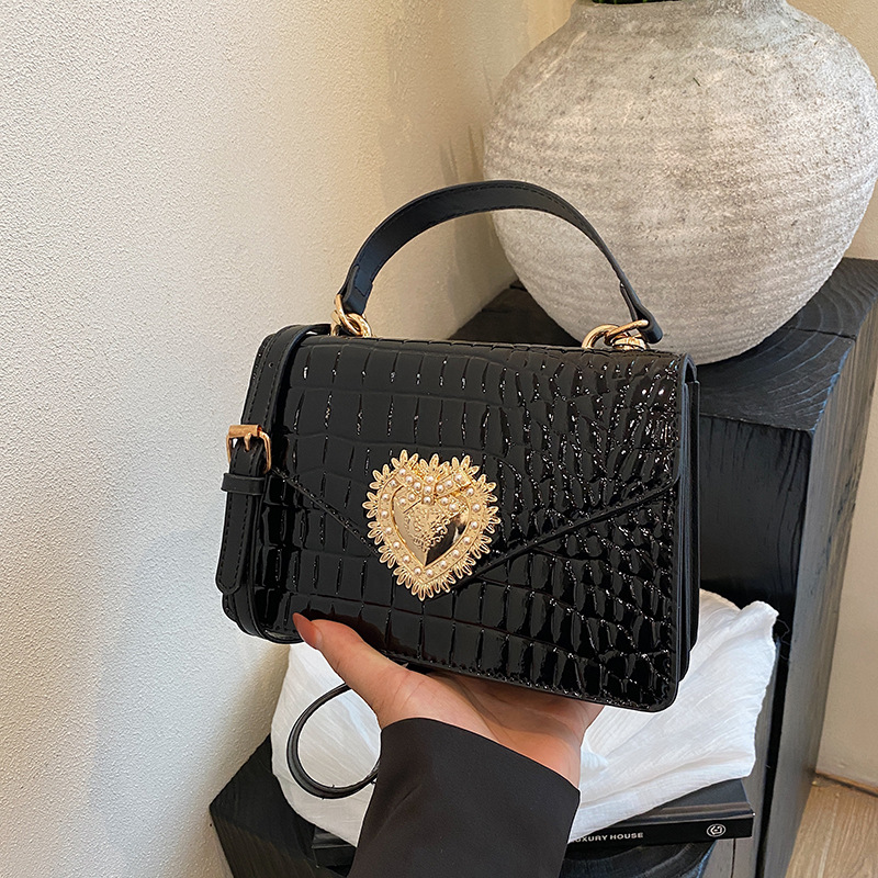 2025 European & American Crocodile Embossed Court Style Handbag Underarm Bag Heart Pearl Chain Commuter Flap Shoulder Crossbody Bag - Thumbnail 6