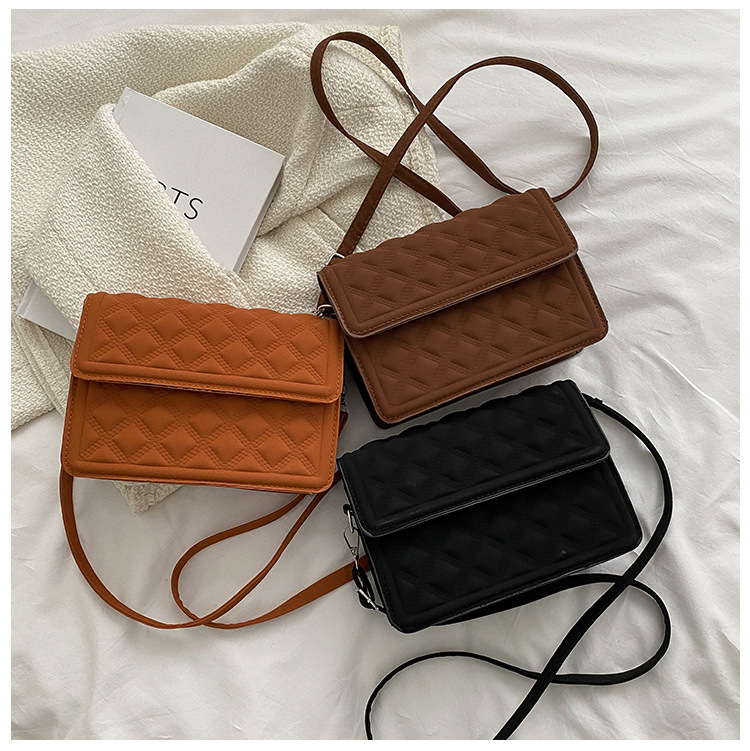 Pure Color Design Bag Fashion Trendy Rhombus Chain Messenger Bag One-shoulder Small Square Bag display picture 3