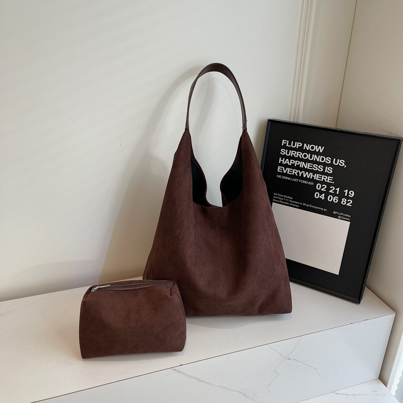 Bolsa de gran capacidad relajada para mujeres 2024 nuevo otoño invierno viaje bolso de hombro de peluche de seda bolso de cubo