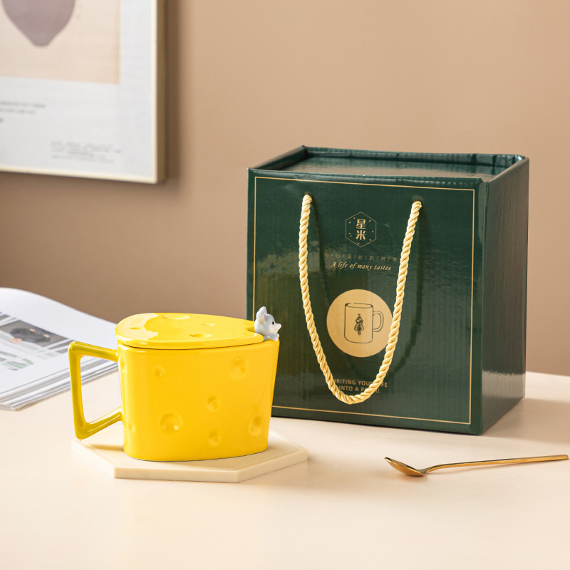 Taza linda personalizada de cerámica transfronteriza de Amazon con tapa pareja de hombres y mujeres taza de café queso taza de queso