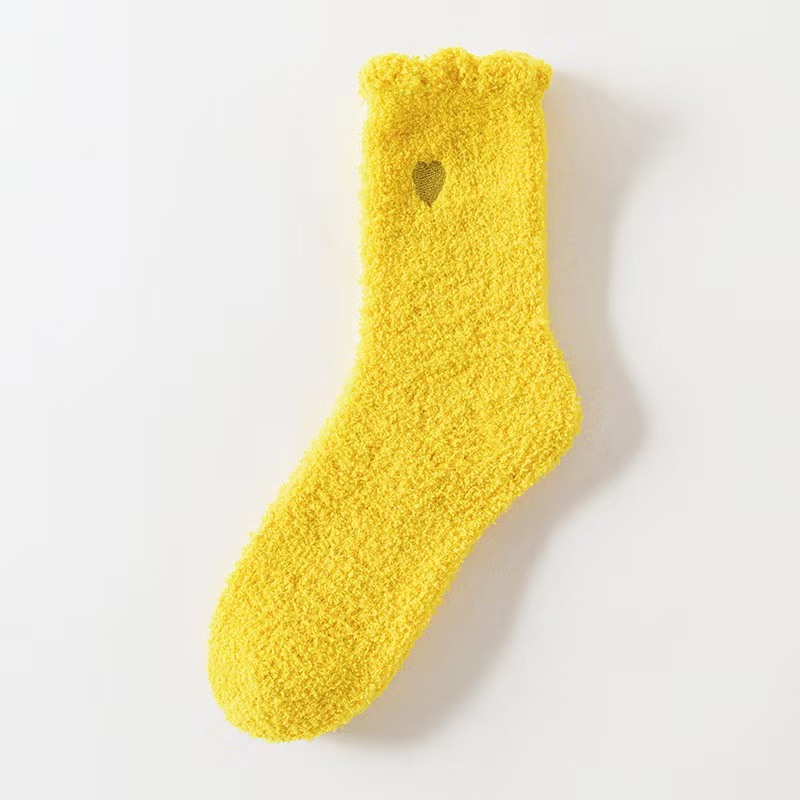 Calcetines hasta la pantorrilla con bordado de corazón en hilo dorado que no se desprende, calcetines cálidos para estar en casa, calcetines de invierno para dormir para mujer, calcetines de felpa coral de fábrica.