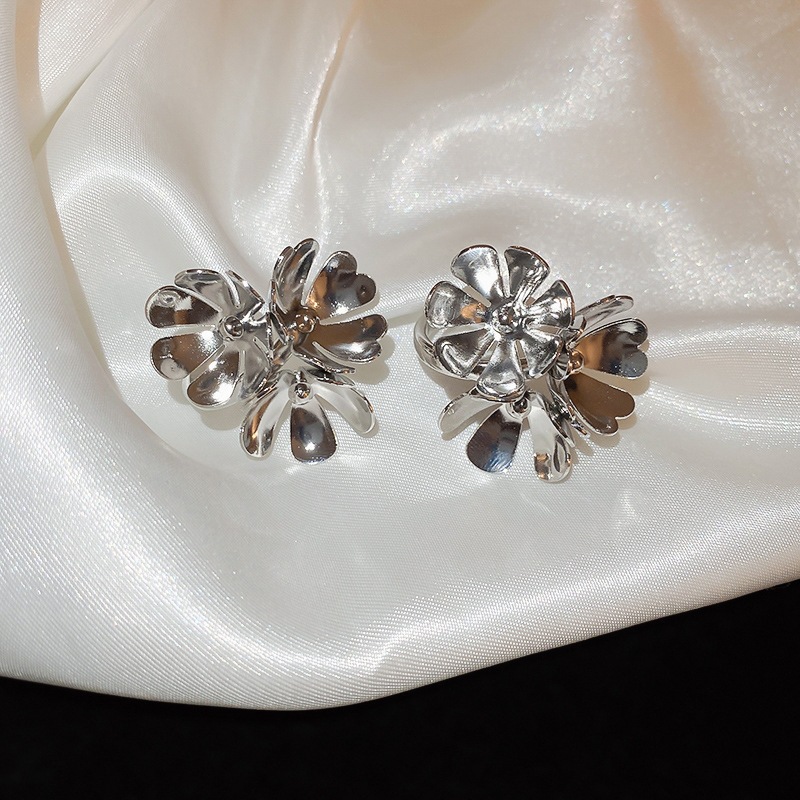 Nicho de diseño de plata amor geometría bola aguja de plata pendientes transfronterizos venta caliente minimalista viento frío fábrica de alto nivel image 15