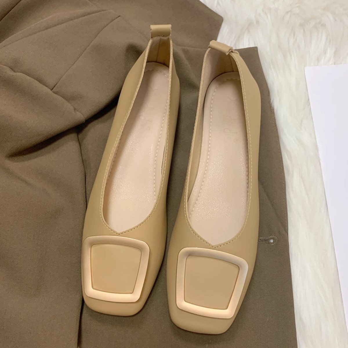 JIJI Studios hebilla de cabeza cuadrada boca baja zapatos individuales mujer primavera y otoño nuevo estilo suela blanda zapatos de leche de un solo pie