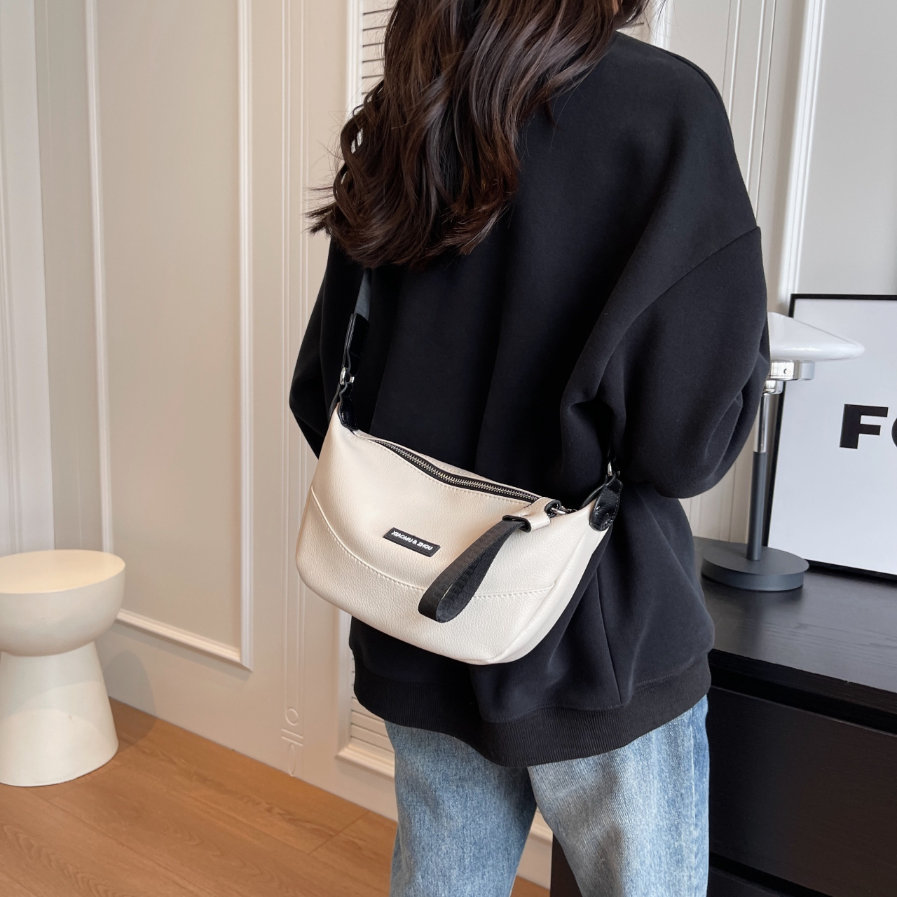 Bolso bandolera transfronterizo, bolso de bola de masa, bolso femenino, correa de hombro ancha, costura ligera, lujo ligero, aire de alta gama, celebridades de Internet fuera de un solo hombro