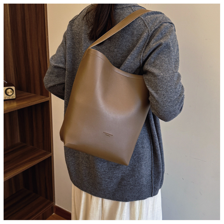 Solid color Tote bag 2024 new style, high-end, large-capacity single-shoulder versatile, niche women's bag, casual and simple bucket bag undefined