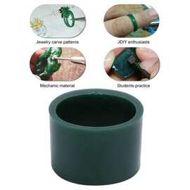 1个 颜色：如图 材质：蜡 绿色雕刻蜡管首饰设计蜡手镯为业余爱好