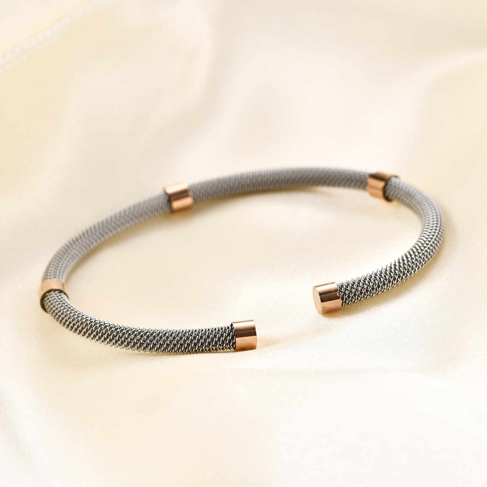 Acier Inoxydable Style Simple Couleur Unie Bande En Spirale Placage Bracelet display picture 6