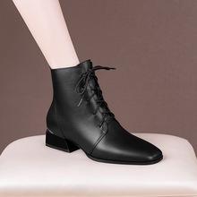 辛思婭2022冬季新品粗跟方頭短鞋女馬丁靴黑色系帶時尚中跟女靴