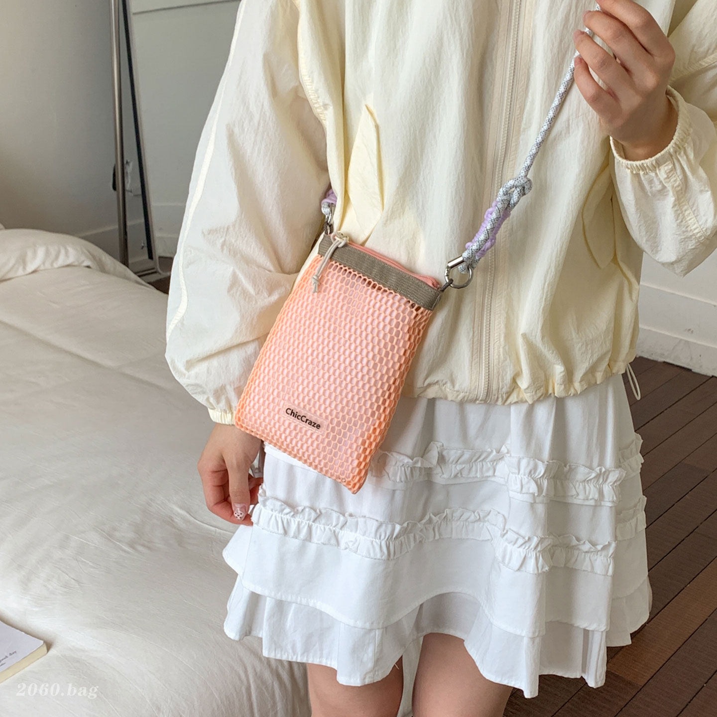 Verano pequeño 2026 hueco móvil ligero bolso de viaje de mujer nueva moda bolso de malla nicho hombro único