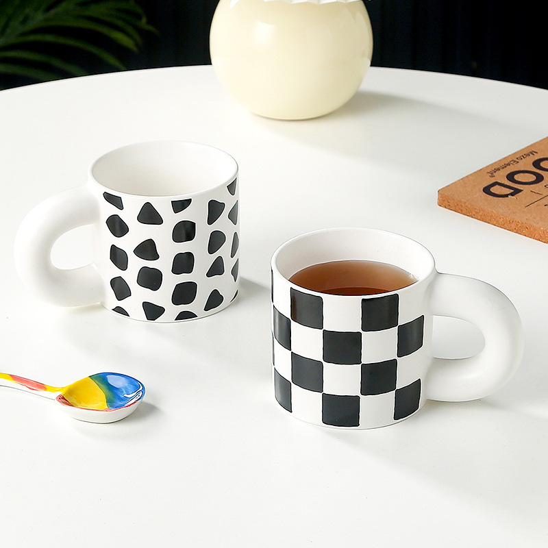 モダンシンプルな白黒コーヒーカップファッションストライプの個性的なファッションのマグカップは太くて太っているコップの陶磁器のコップの女性です。|undefined