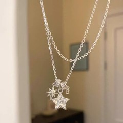 震える音の爆発的なハンマーの星のネックレスの女性のファッションの高級品の双子星の糸の五角星のペンダントの小衆の卸売り