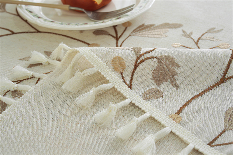 Nappe vintage à fleurs rouges en jacquard avec pompons_voghion.com