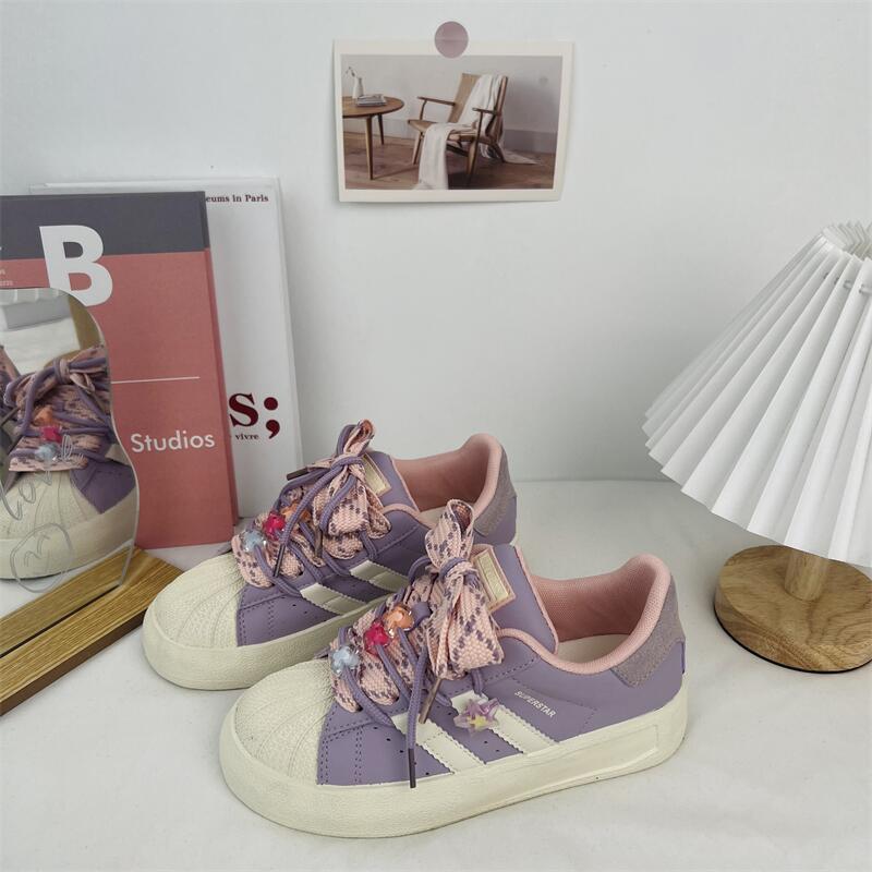 2024 primavera estudiantes zapatos de lona casuales bajos mujeres estilo coreano deportes ocio todo fósforo zapatos blancos estilo Hong Kong color caramelo image 6