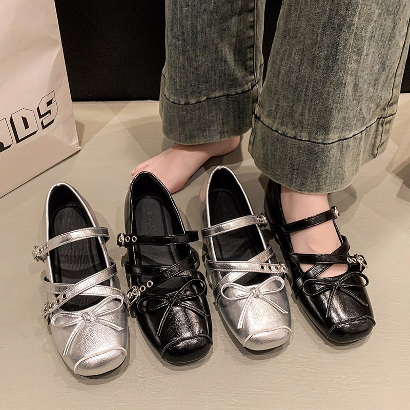 Zapatos de botón retro plateados de boca superficial para mujeres 2026 primavera y verano nuevos botones franceses con falda zapatos de ballet