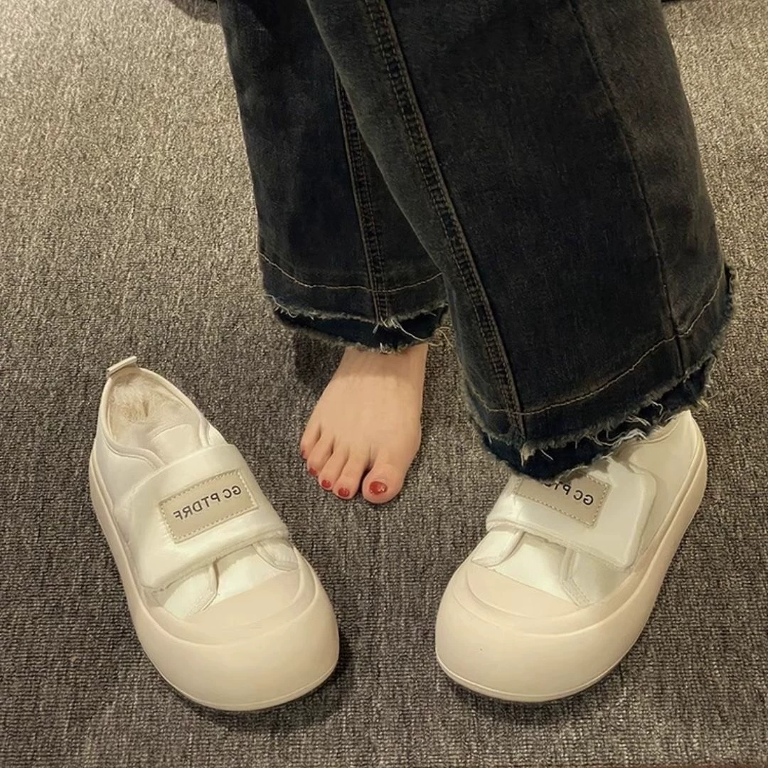 2024 новые маленькие белые туфли женские туфли ins осенью и зимой бархатные толстые липучки теплые сливочные хлебные туфли