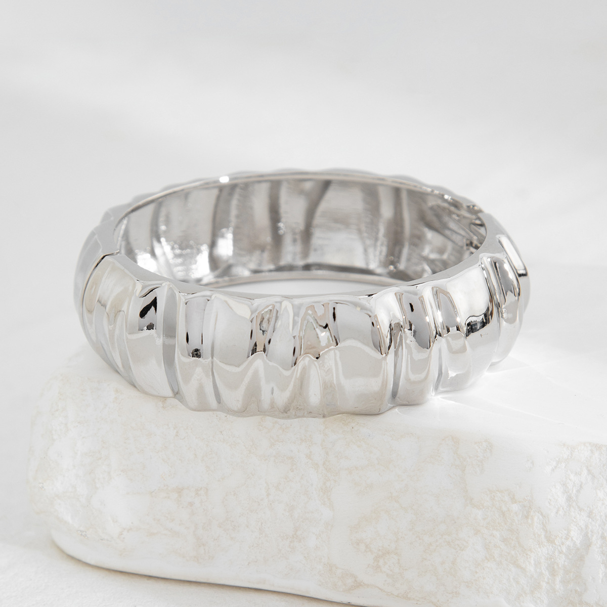 75g Weight Artificial Pearls Inlay Material Bangle Classification Alloy Chain Material Street Occasion Alloy Material Geometric Pattern Women's Gender Plating Design Retro, Exaggerated Style Retro Exaggerated Geometric Artificial Pearls Alloy Bangles Wholesale 13