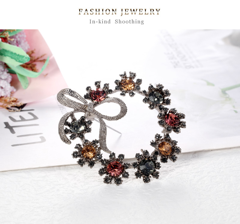 Korean Style Retro Forest Flower Wreath Brooch Alloy Color Diamond Temperament Bow Brooch Simple Brooch Wholesale display picture 4