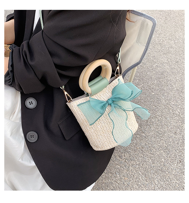 New Fashion Straw Messenger Woven Handbag Bow Bucket Bag display picture 2
