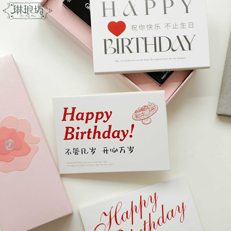 Feliz cumpleaños pequeña tarjeta colgante flor caja de regalo embalaje tarjeta de felicitación ramo tarjeta de regalo con fondo blanco caracter rojo